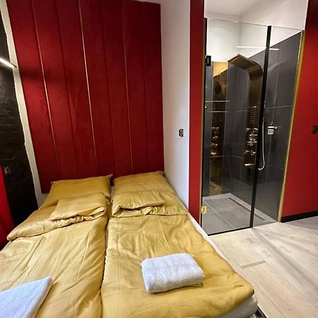 Darkhouse Versace Red Лодзь Экстерьер фото