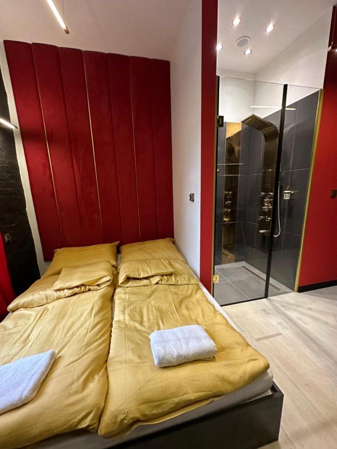 Darkhouse Versace Red Лодзь Экстерьер фото